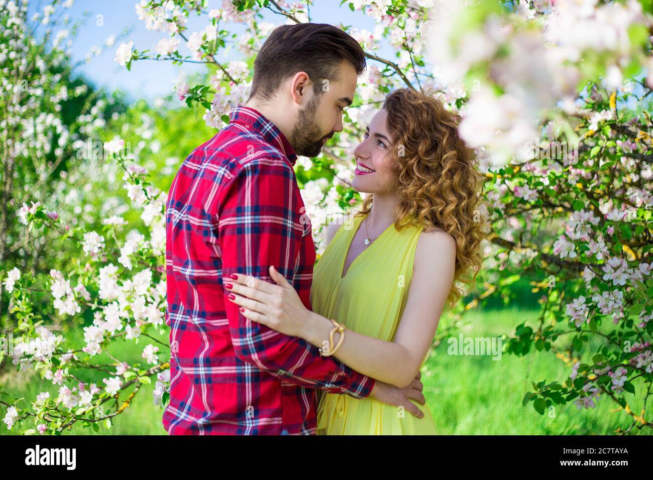 Couple kissing at blooming tree hi-res stock photography and images - Alamy