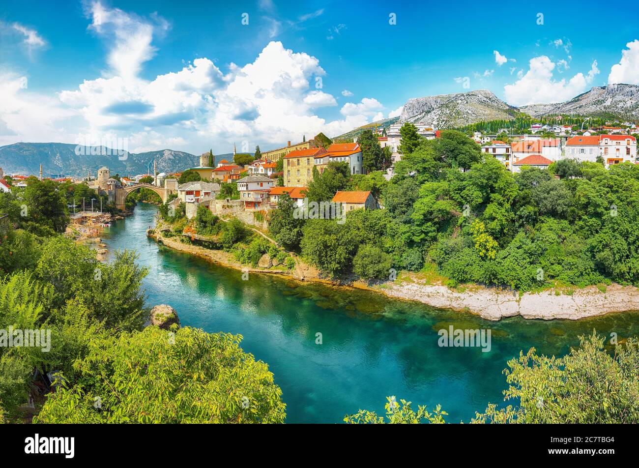 Lais Puzzle 2000 Pezzi: Skyline Di Mostar Al Tramonto Con Ponte E Minareti - Bosnia-Erzegovina