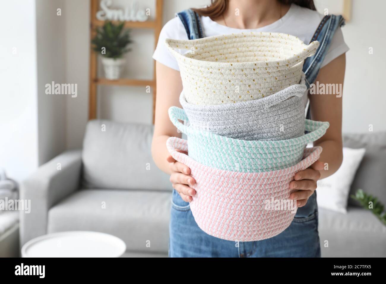 Holding wicker baskets hi-res stock photography and images - Alamy