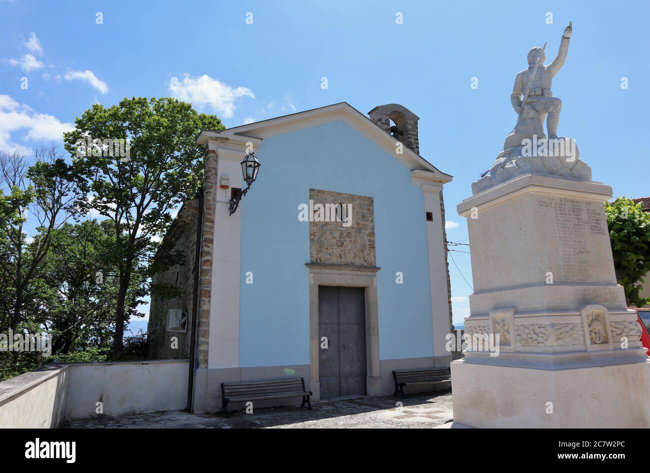 Cairano - Monumento ai Caduti e Chiesa di San Leone Stock Photo