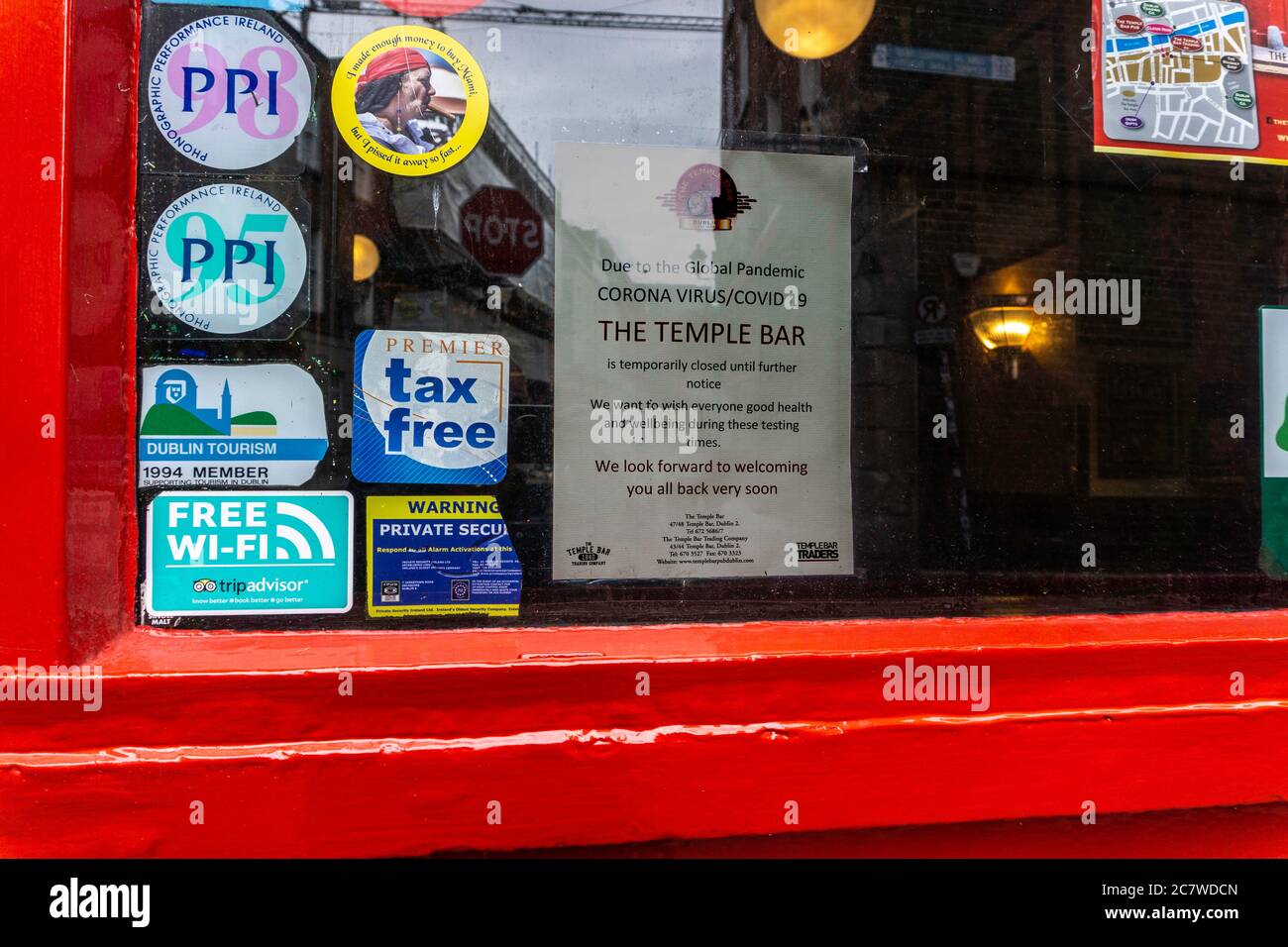 The sign in the window of the Temple Bar, Temple Bar, Pub in Dublin announcing its temporary closure due to the coronavirus pandemic. Stock Photo