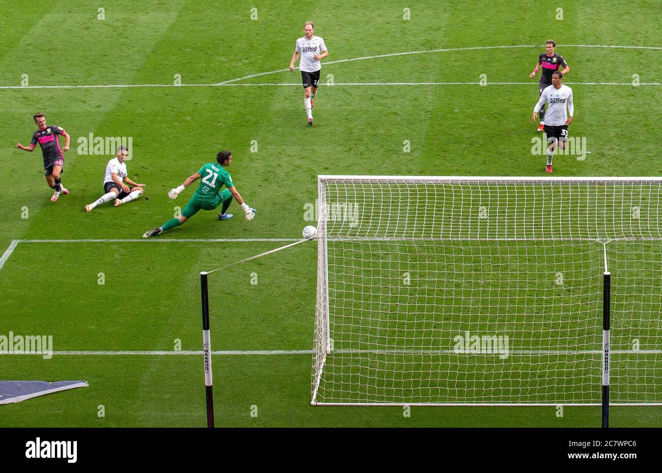 Derby, UK. 19th July, 2020. Jamie Shackleton of Leeds United scores a goal to give his side the lead and make it 1-2 during the Sky Bet Championship match between Derby County and Leeds United at the Ipro Stadium, Derby, England. Football Stadiums around remain empty due to the Covid-19 Pandemic as Government social distancing laws prohibit supporters inside venues resulting in all fixtures being played behind closed doors until further notice on 19 July 2020. Photo by Andy Rowland. Credit: PRiME Media Images/Alamy Live News Stock Photo