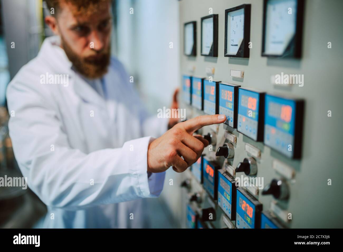 Food Factory Machine Operator Images Food and beverage production hi-res stock photography and images - Alamy