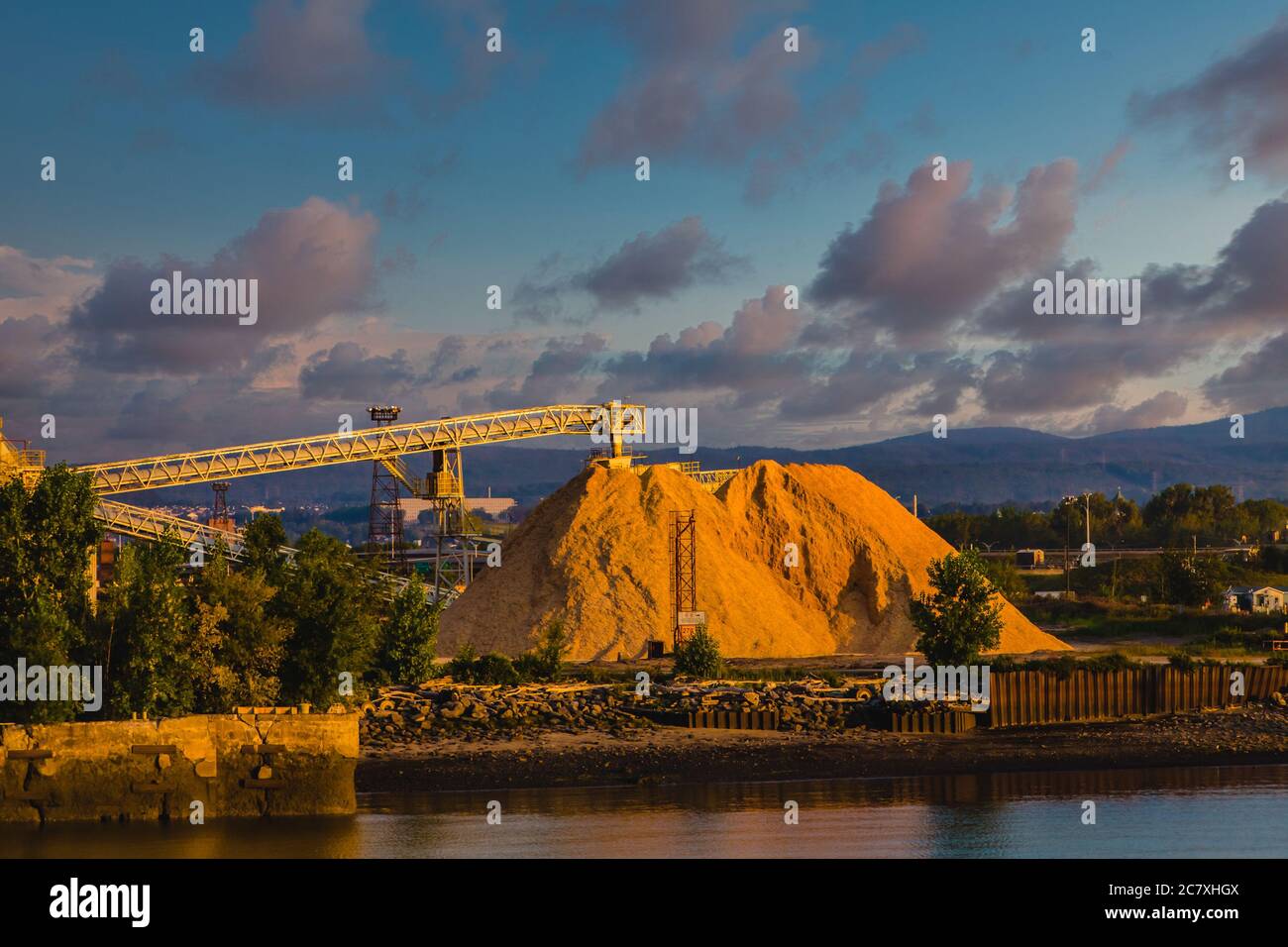 Large pile of sand hi-res stock photography and images - Alamy