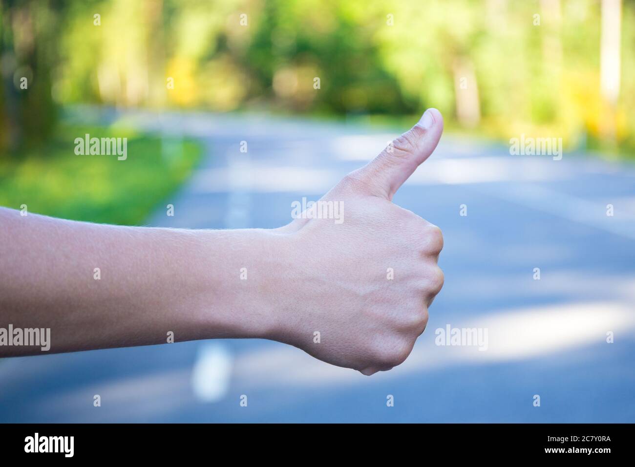 Касающий. Девушка прикасается к щеке мужчин. Касающий. Касающий. Он и она.