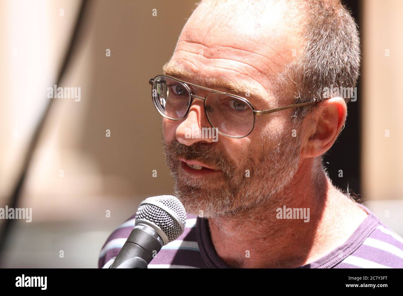 Activist David Burgess who became famous after painting a ‘No War’ message on the Sydney Opera House in 2003 speaks at the rally against war in Iraq a Stock Photo
