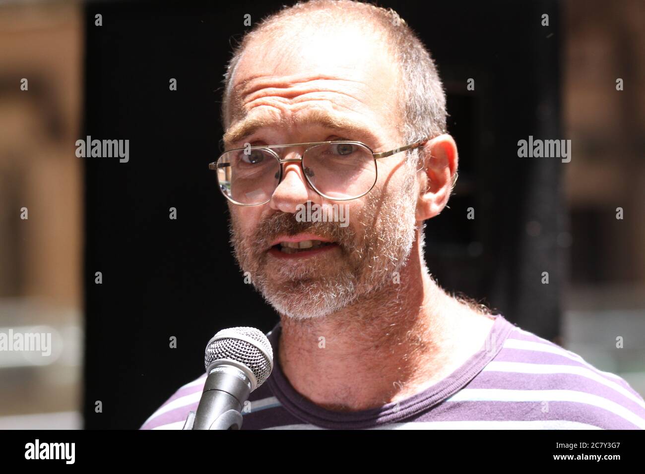 Activist David Burgess who became famous after painting a ‘No War’ message on the Sydney Opera House in 2003 speaks at the rally against war in Iraq a Stock Photo