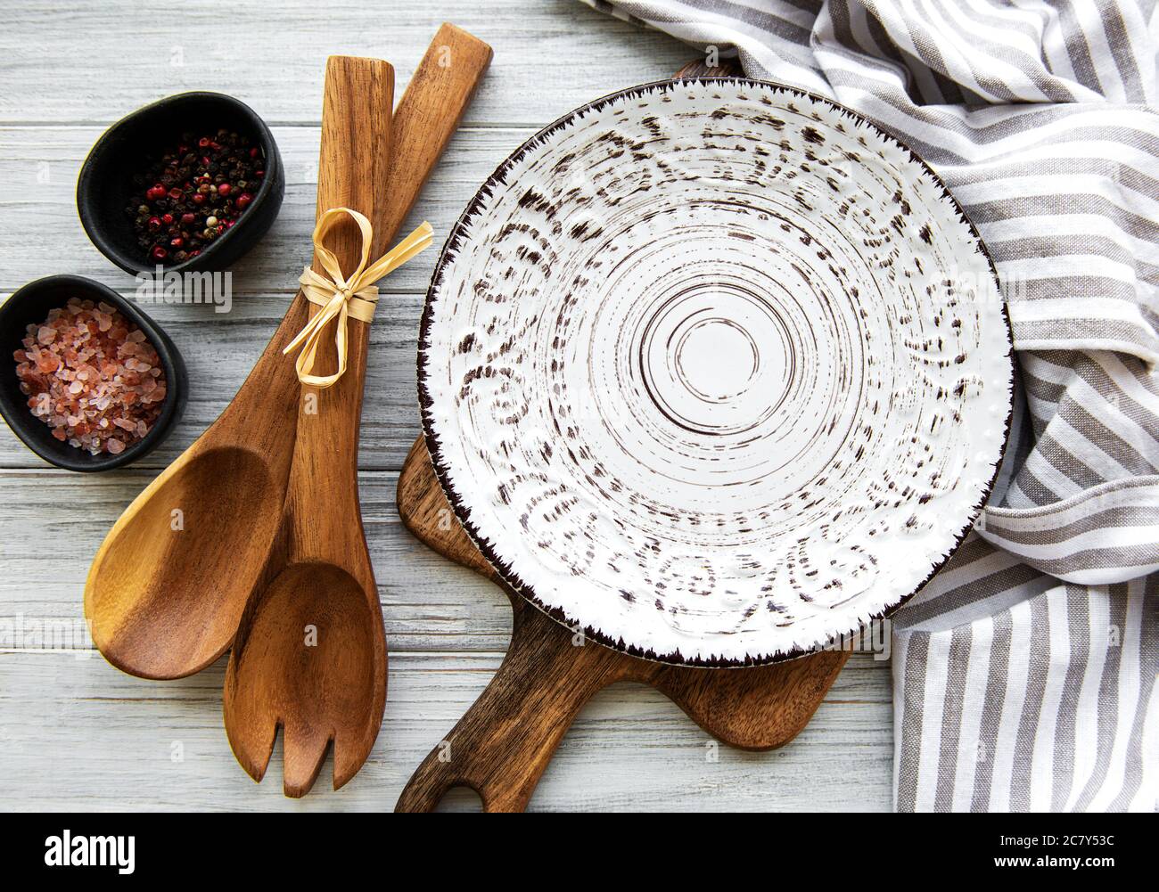 Тарелка на деревянном столе. Пустой деревянный стол. Пустая тарелка. Деревянная тарелка. Пустая тарелка на столе.