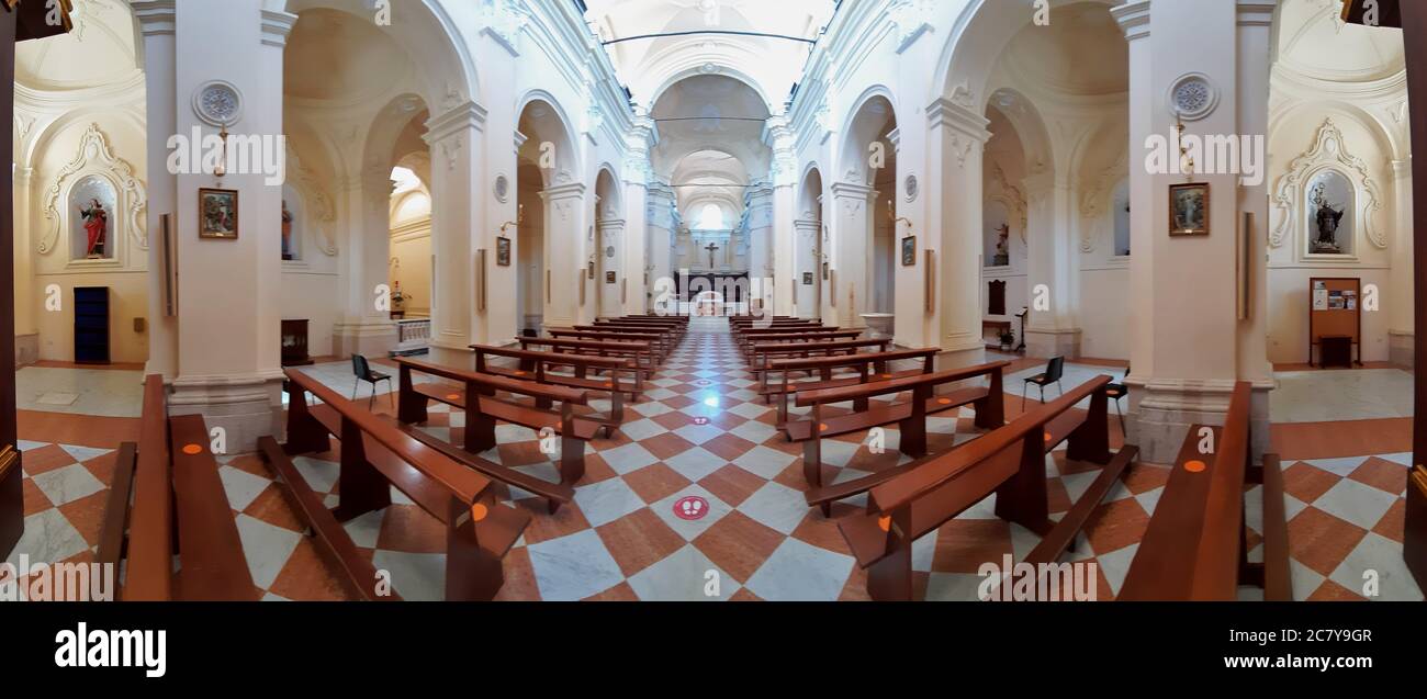 Sant'Angelo dei Lombardi - Panoramica interna della cattedrale Stock Photo
