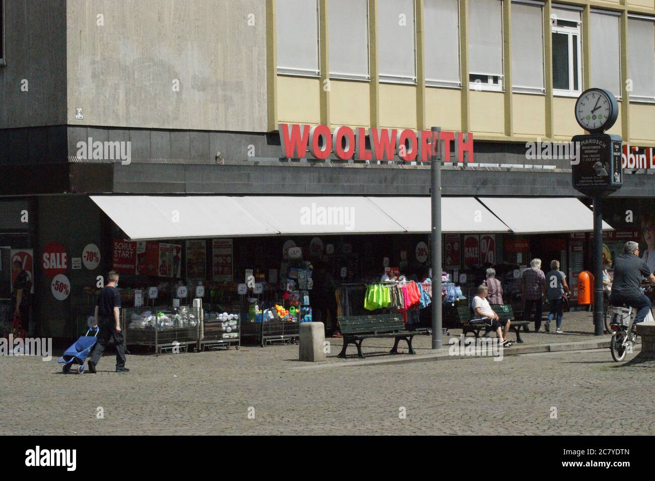 Woolworth-Filiale am Markt in Berlin-Spandau Stock Photo