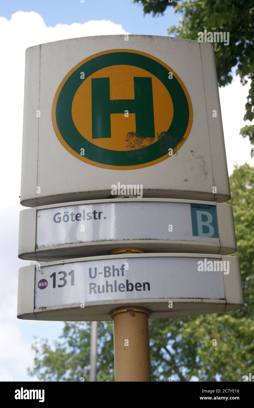 Bushaltestelle in Berlin, hier: Schulenburgstraße Ecke Götelstraße in Berlin-Spandau. Stock Photo