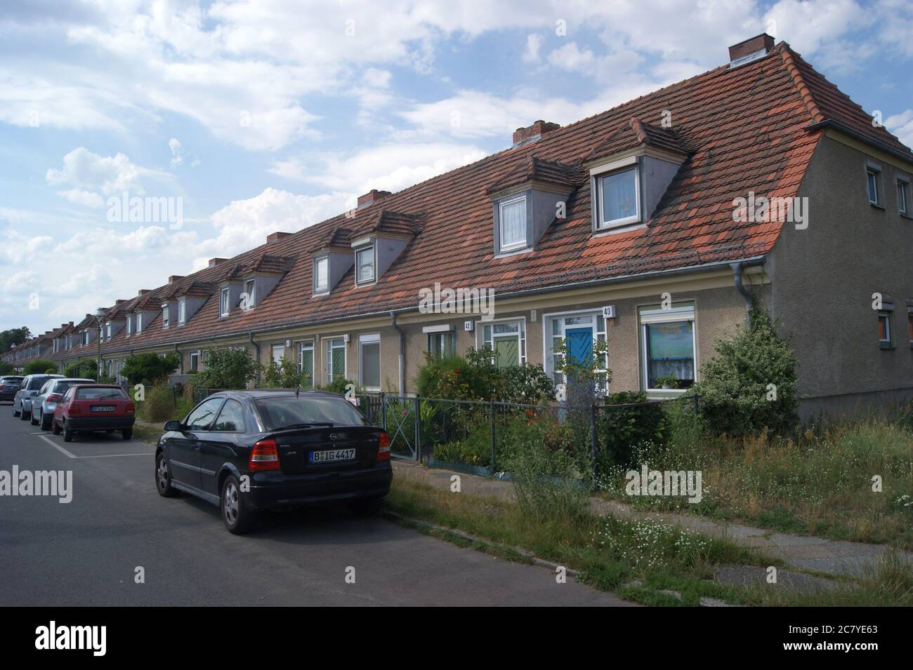 Die zwischen 1914 und 1917 nach den Entwürfen des Architekten Paul Schmitthenner errichtete Gartenstadt Staaken in Berlin-Spandau. Hier: Häuser in der Stock Photo