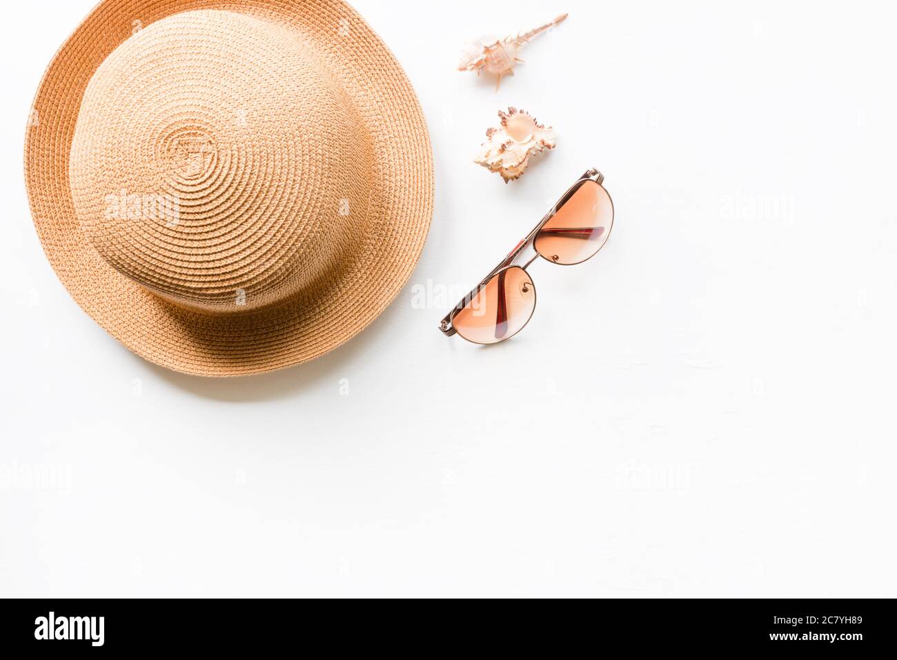 Summer straw hat beach with seashells and sunglasses Stock Photo - Alamy
