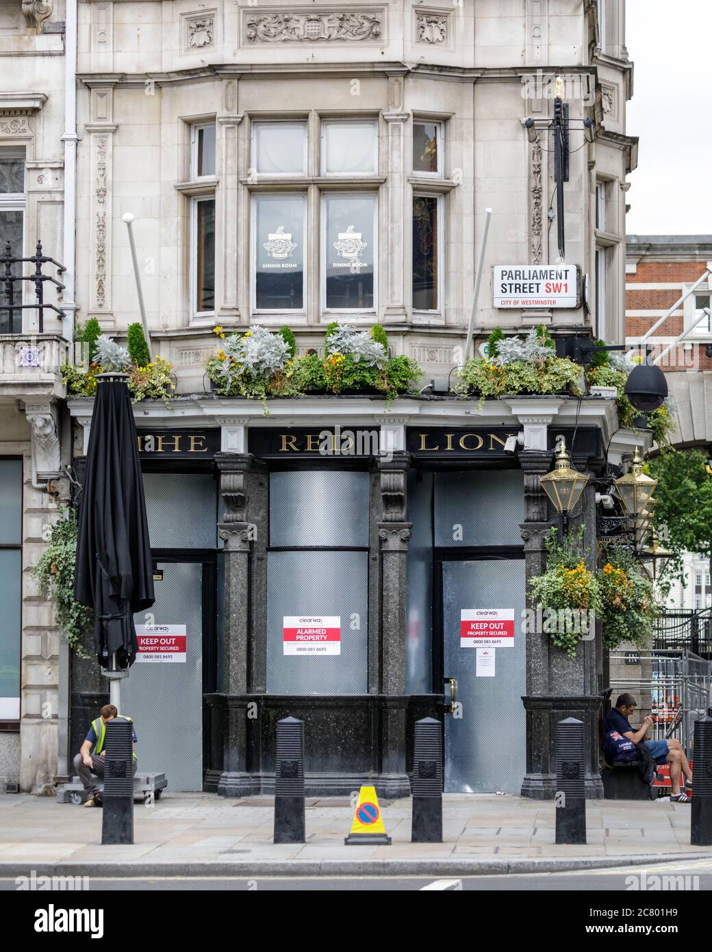 The Red Lion pub, famous drining hole opposite Downing Street in Westminster, closed and boarded up during the Covid 19 Coronavirus crisis, London, En Stock Photo