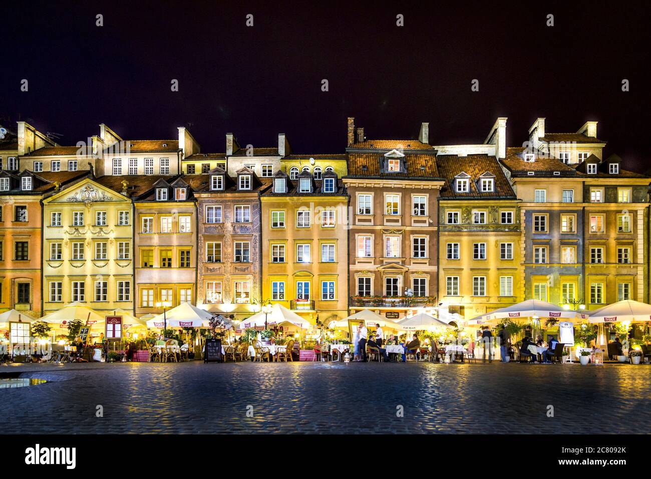 plaza con edificios iluminados en la noche de varsovia Stock Photo