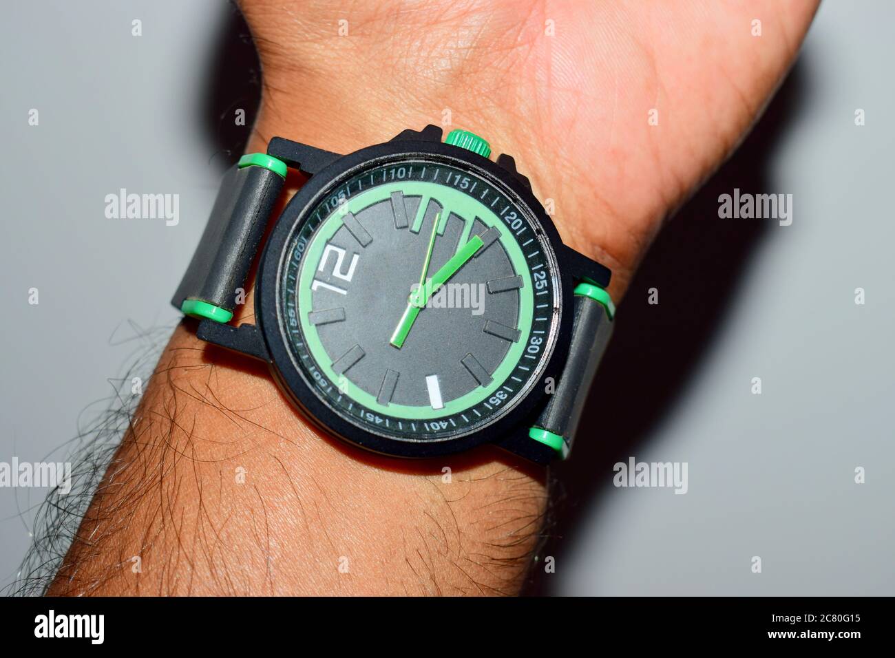 Student watching clock hi-res stock photography and images - Alamy