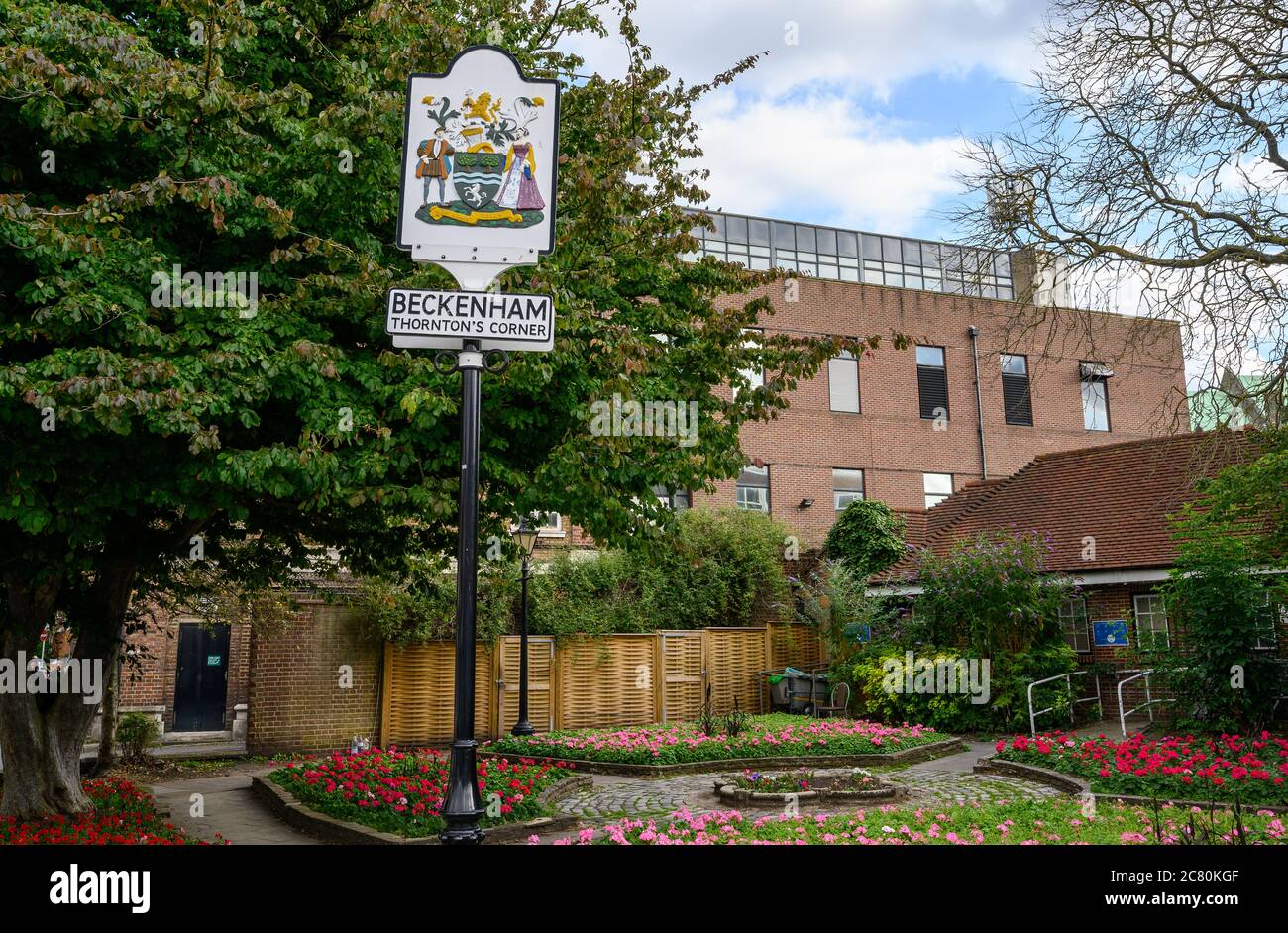beckenham-greater-london-kent-uk-thornton-s-corner-with-flowers-in