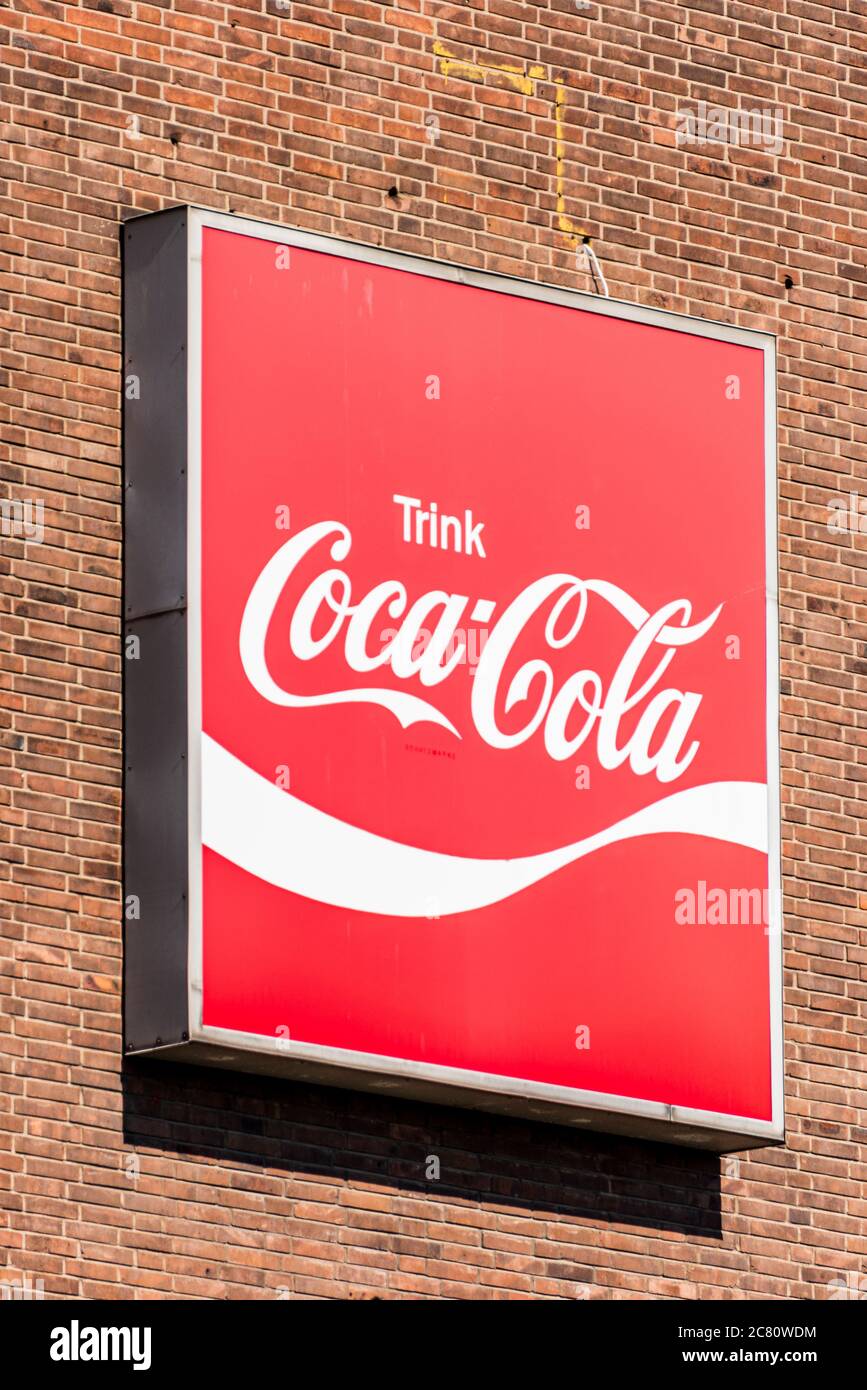 Werbebanner von Coca Cola an einer Hausfassade Stock Photo