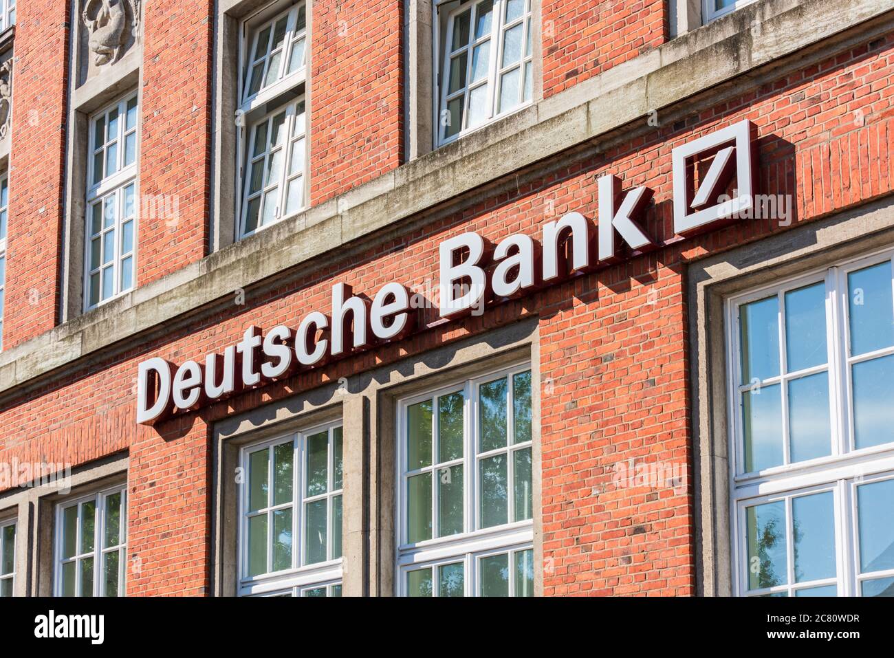 Schriftzug der Deutschen Bank an einer Hausfassade Stock Photo