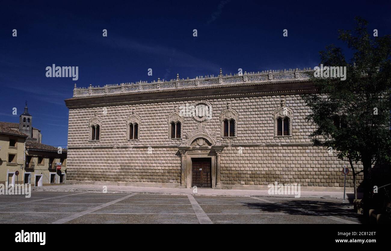 Palacio Ducal De Cogolludo Construido Hacia El Ano 1500 Arquitectura Renacentista Con Reminiscencias Goticas Author Lorenzo Vazquez Location Palacio De Los Duques De Medinacelli Cogolludo Guadalajara Spain Stock Photo Alamy