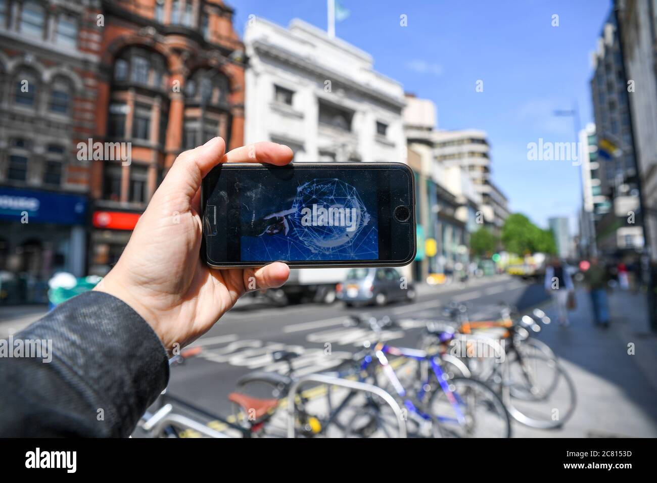 (200720) -- LONDON, July 20, 2020 (Xinhua) -- Photo taken on May 30, 2019 shows a 5G network logo on the screen of a mobile phone in London, Britain. (Xinhua/Alberto Pezzali) Stock Photo
