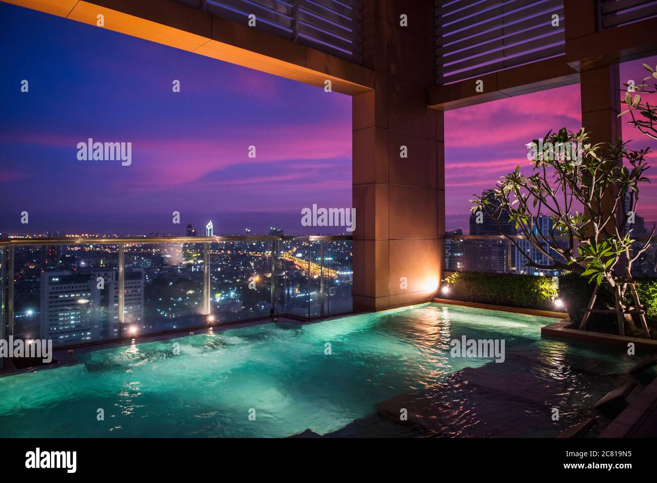 swimming pool on a luxury condominium rooftop in Bangkok Stock Photo Alamy