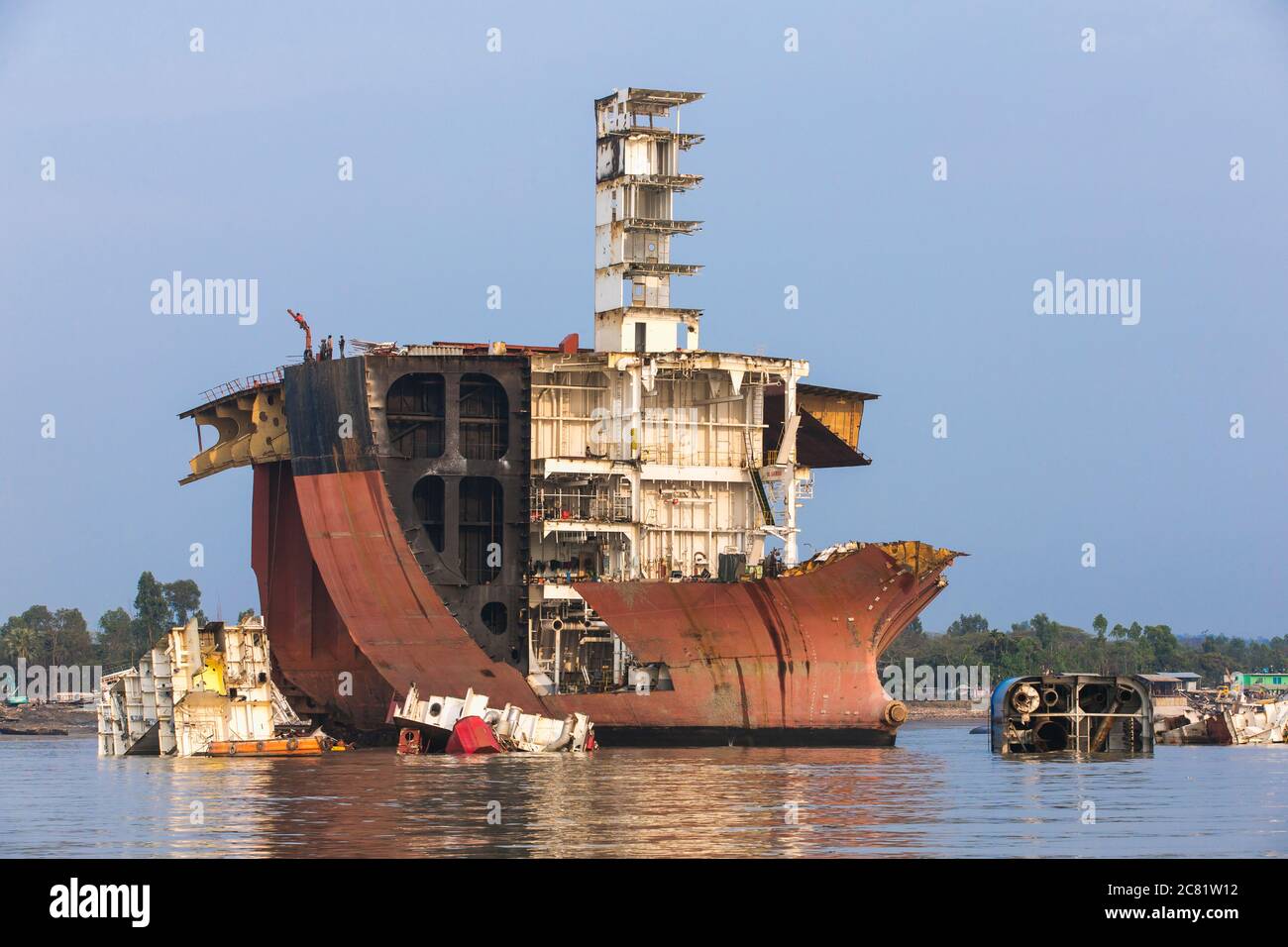 Chittagong, Bangladesh, 24th February 2016: workers at the Chittagong ship breaking yard Stock Photo