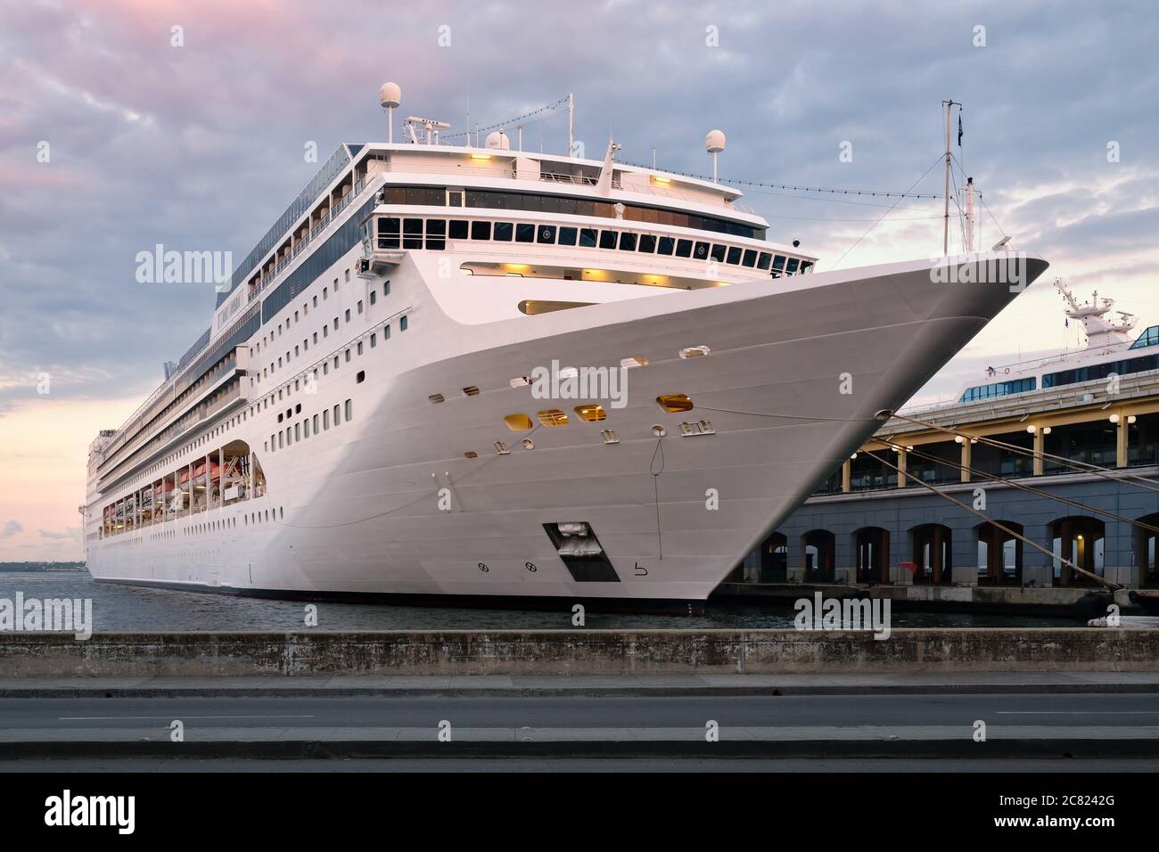 Cruise ship docked caribbean hi-res stock photography and images - Alamy