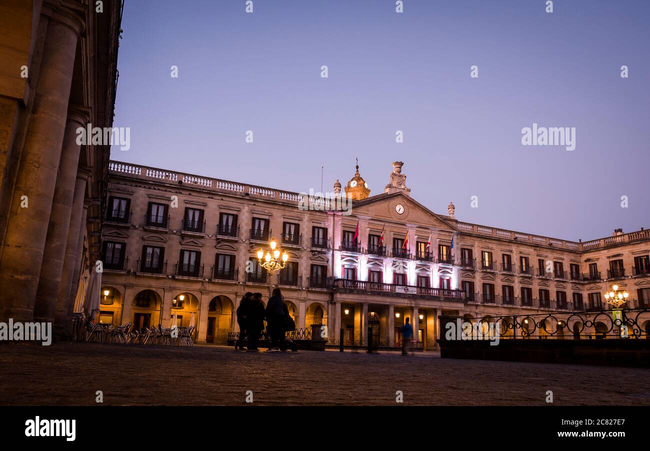 Plaza de España y torre de la iglesia de San Vicente mártir. Vitoria. Álava. País Vasco. España Stock Photo