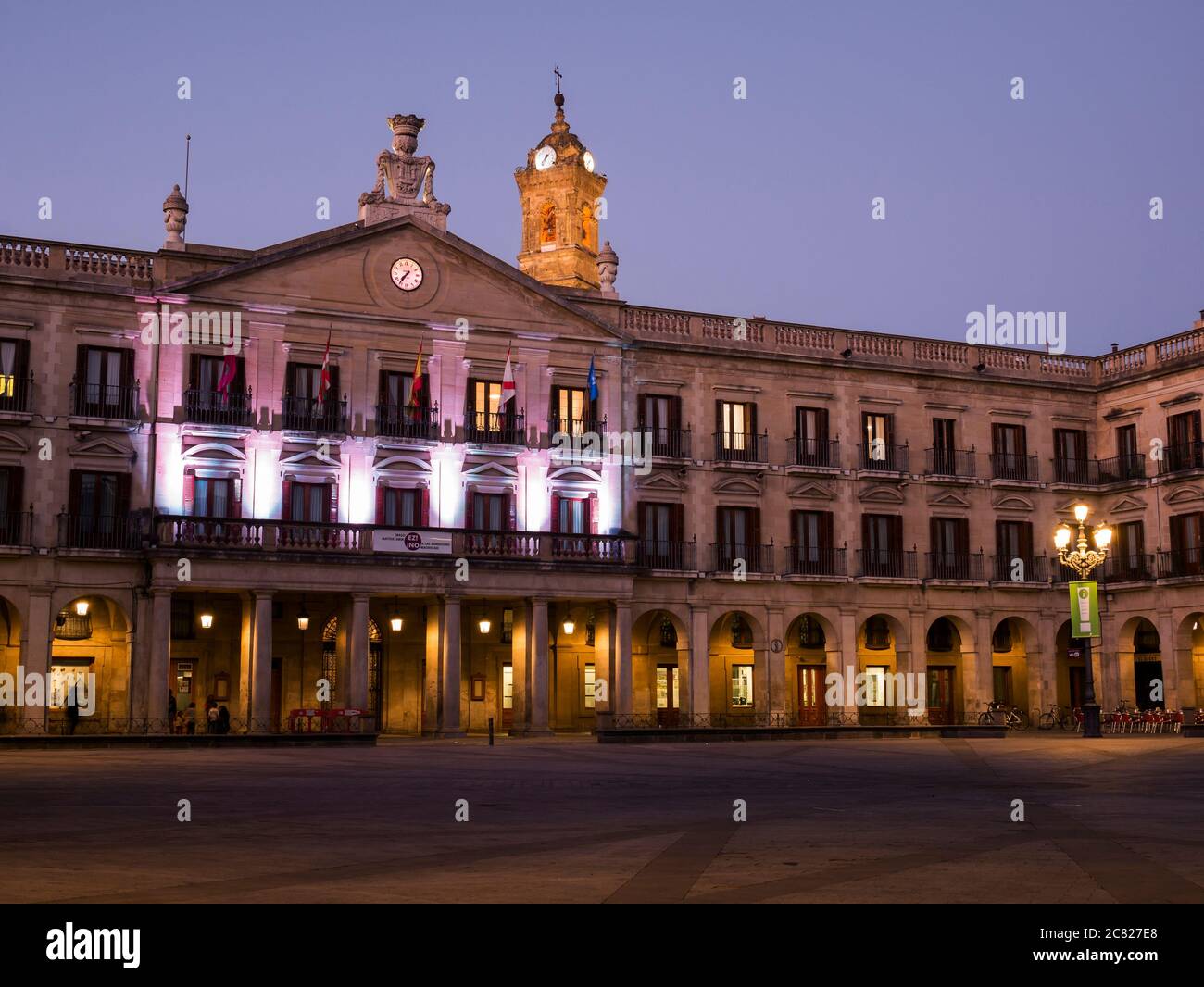 Plaza de España y torre de la iglesia de San Vicente mártir. Vitoria. Álava. País Vasco. España Stock Photo