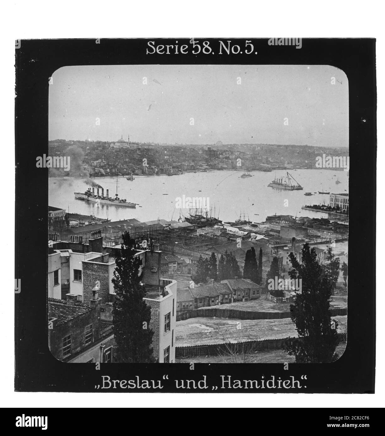 Projection für Alle - Der Weltkrieg: An der Türkischen Front. Serie 58. No. 5. SMS Breslau (seit 1914 als Midilli in der Türkischen Marine) war ein Kleiner Kreuzer der Kaiserlichen Marine. Die Hamidiye war ein Kreuzer der türkischen Marine. - Die Firma „Projection für Alle“ wurde 1905 von Max Skladanowsky (1861-1939) gegründet. Sie produzierte bis 1928 fast 100 Serien zu je 24 Glasdias im Format 8,3 x 8,3 cm im sog. Bromsilber-Gelatine-Trockenplatten Verfahren. Die Serien umfassten Städte, Länder, Landschaften, Märchen und Sagen, das Alte Testament u. den 1. Weltkrieg. Stock Photo