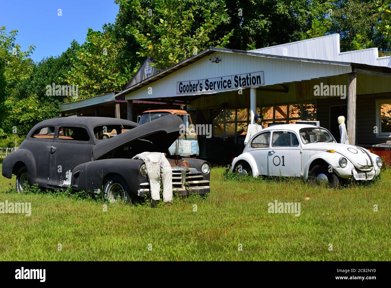 Fake Goober's Service Station at Fake Town, with stuffed mechanic  including 1940s Chevrolet and old VW Bug in rural Macon County, in middle TN, USA Stock Photo