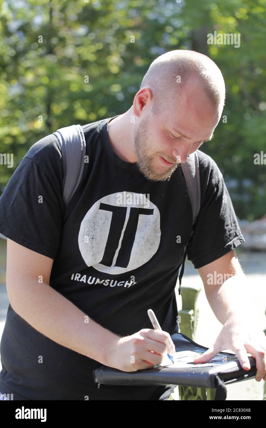Dummer Dion Pro7 Beauty The Nerd Beim Fototermin In Berlin Am 19 7 2020 Stock Photo Alamy