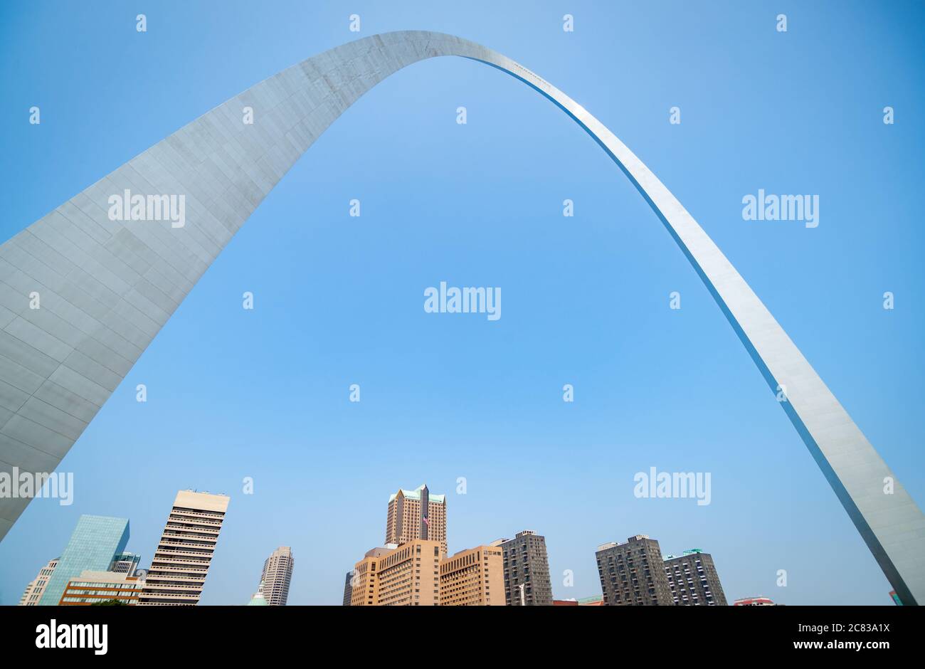St Louis Gateway Arch symbolically reaching over city's downtown ...