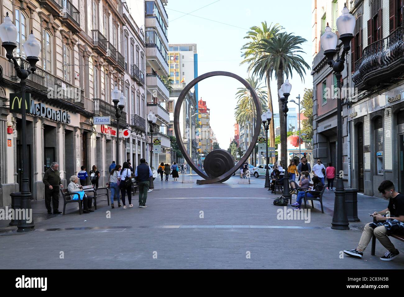 Las Palmas,Gran Canaria.02.09.2019.A pedestrian shopping street, Calle  Triana , with beautiful buildings and balconies Stock Photo - Alamy