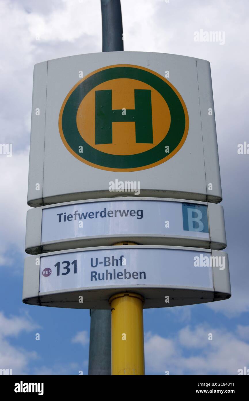 Die BVG-Haltestelle Tiefwerderweg in Berlin-Spandau Stock Photo