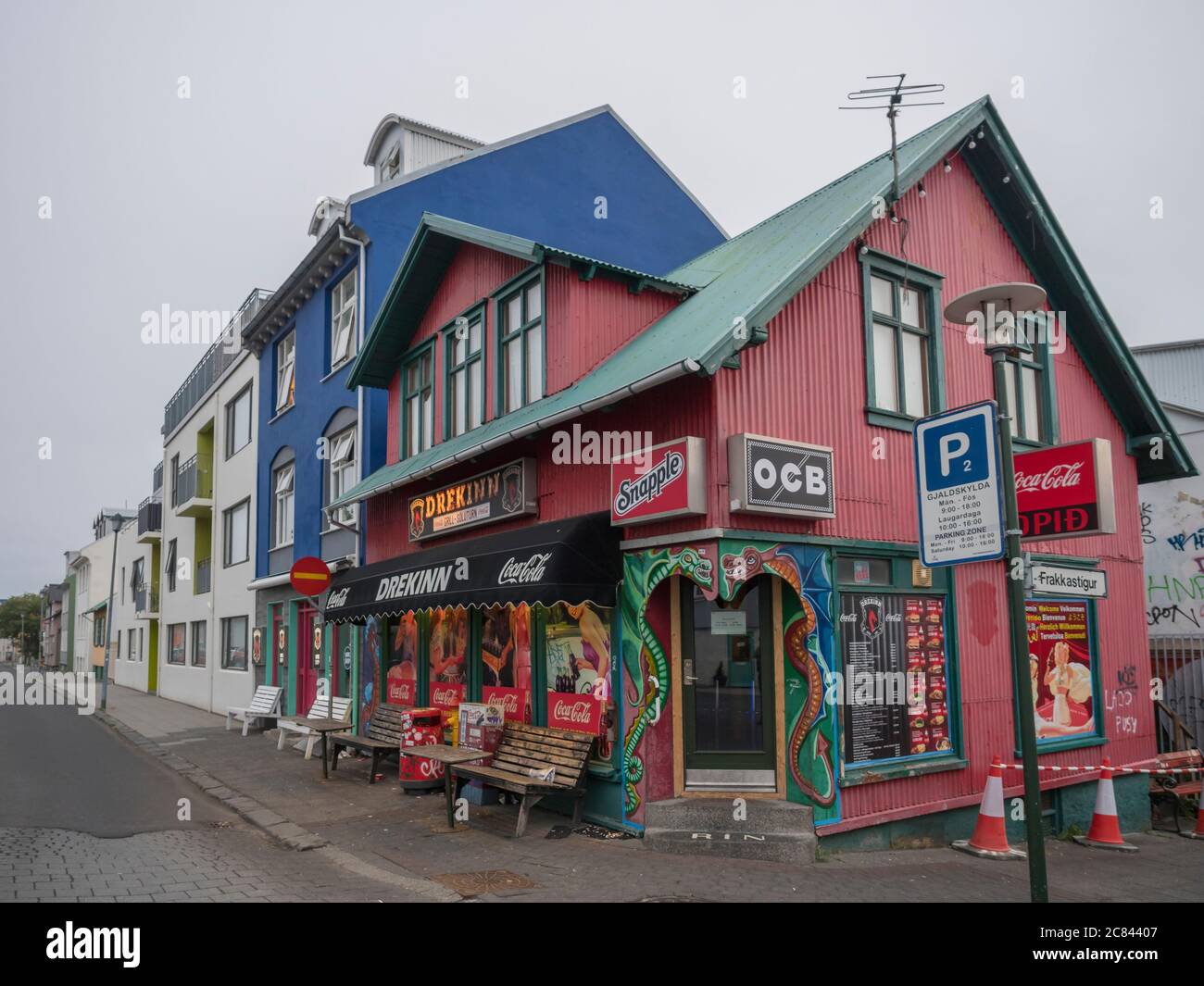det kan samle Talje Iceland, Reykjavik, July 30, 2019: street in Reykjavik center with old  historic pink sheet metal house with grill fast food restaurant Drekinn.  Early Stock Photo - Alamy