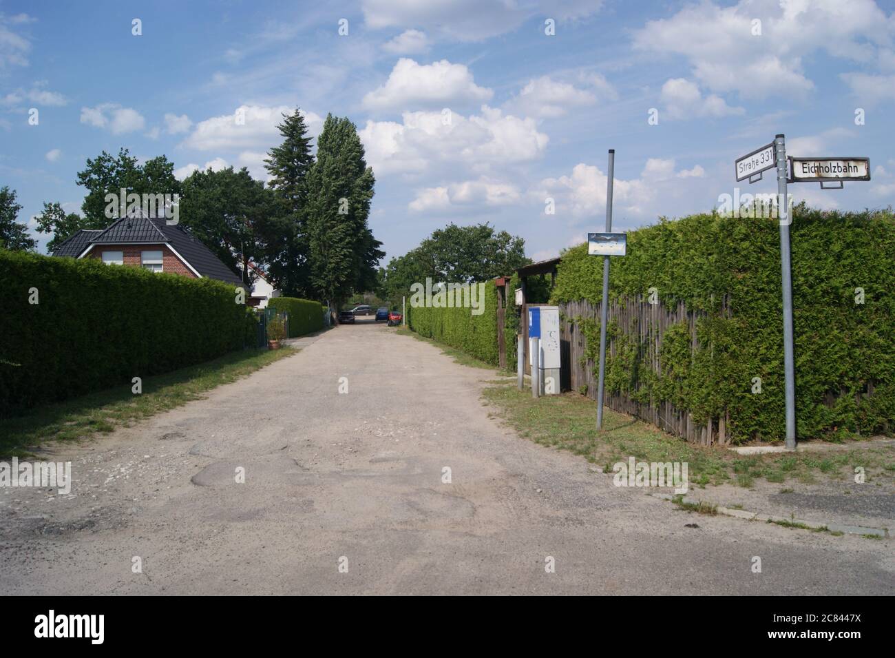 Die Straße 331 Ecke Eichholzbahnin Berlin-Staaken Stock Photo