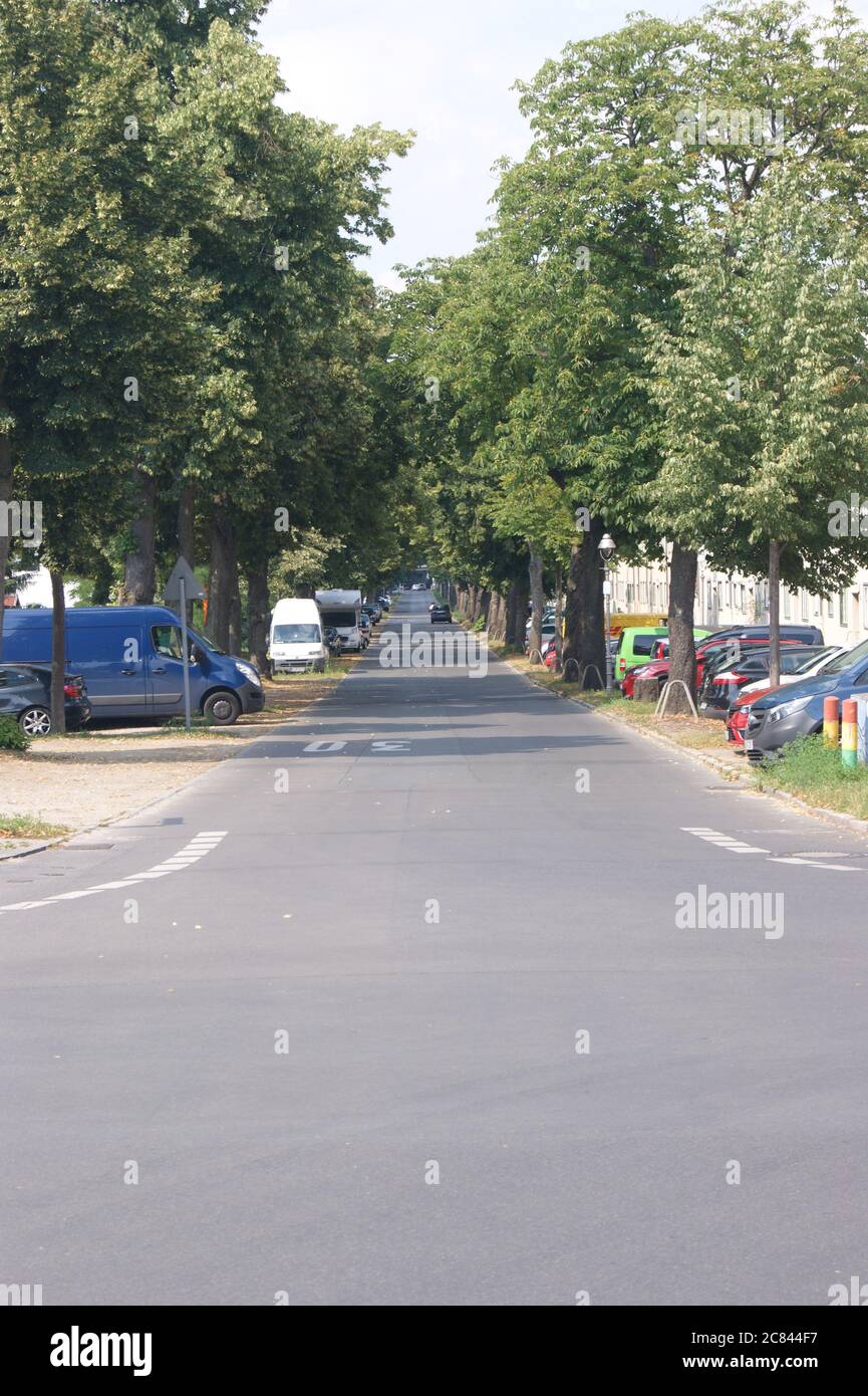Straßenkreuzung Torweg Ecke Finkenkruger Weg in der zwischen 1914 und 1917 nach den Entwürfen des Architekten Paul Schmitthenner errichtete Gartenstad Stock Photo