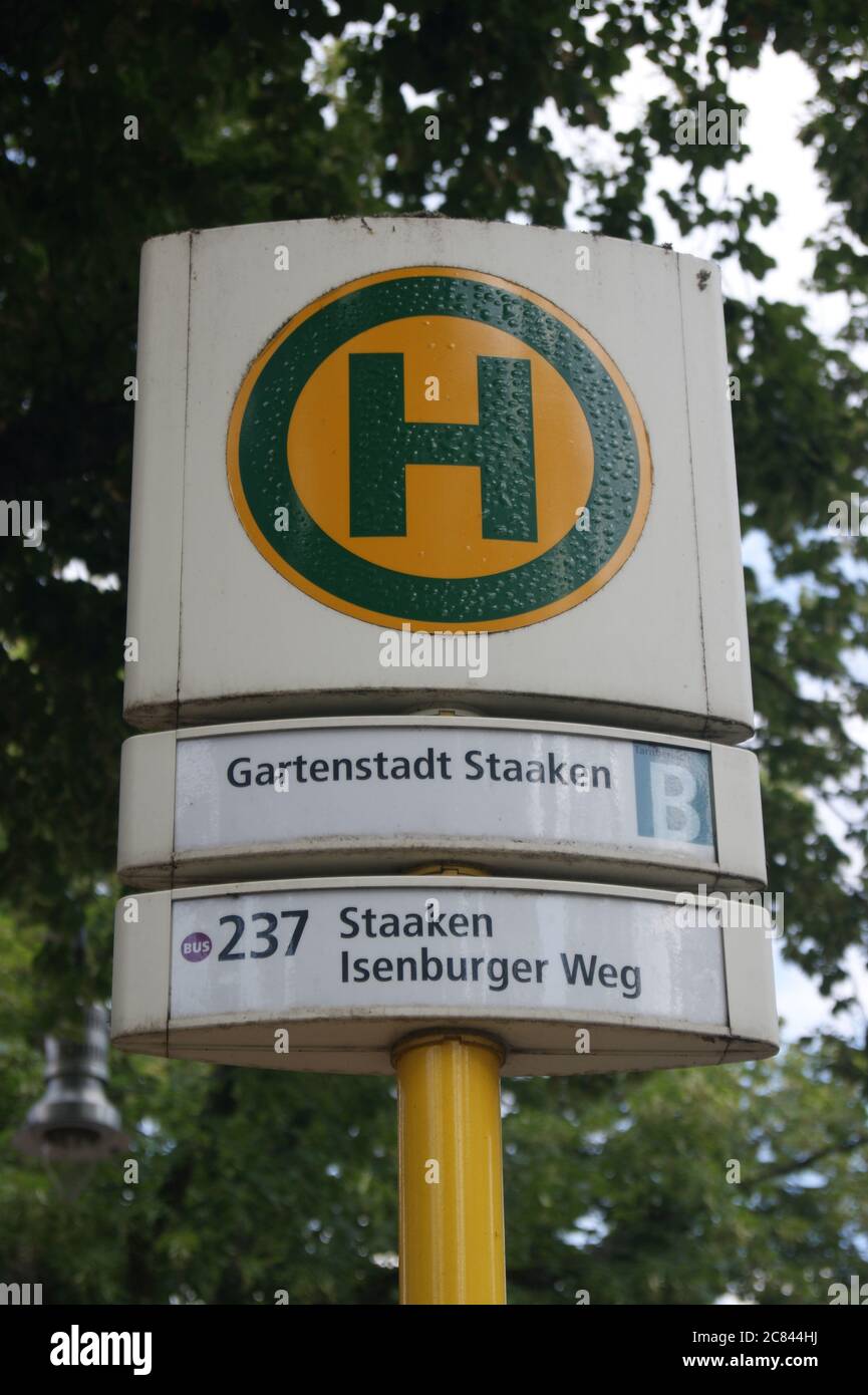 BVG-Bushaltestelle Gartenstadt Staaken in Berlin-Spandau Stock Photo