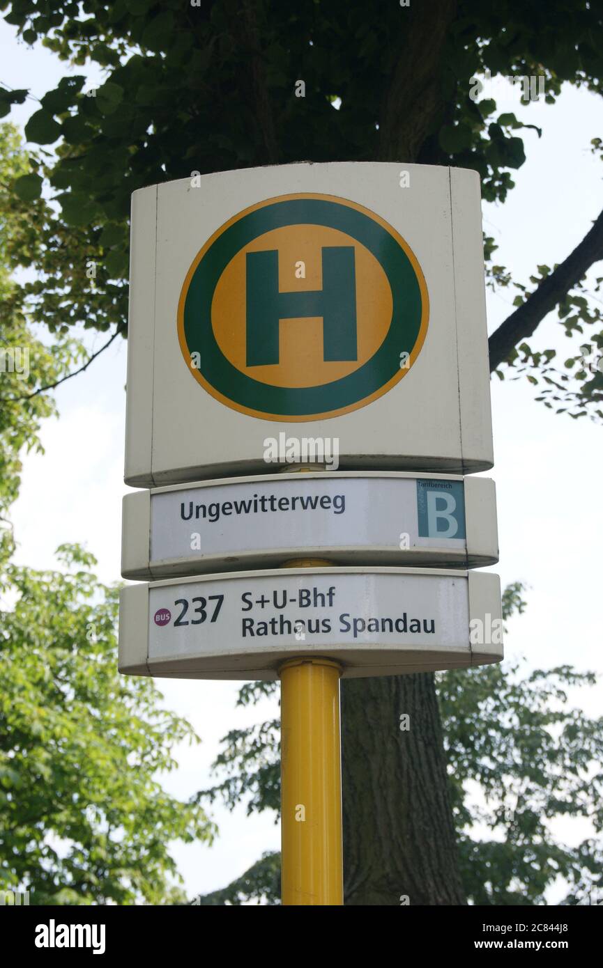 BVG-Bushaltestelle Ungewitterweg Ecke Finkenkruger Weg in der Gartenstadt Staaken in Berlin-Spandau Stock Photo