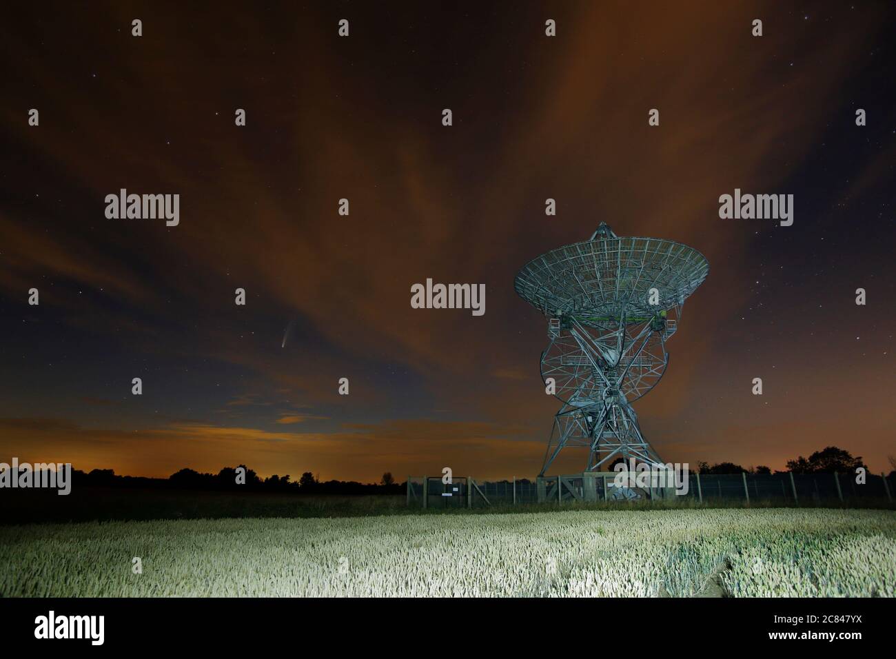 Comet Neowise over the One Mile Array Radio Telescope at the Mullard