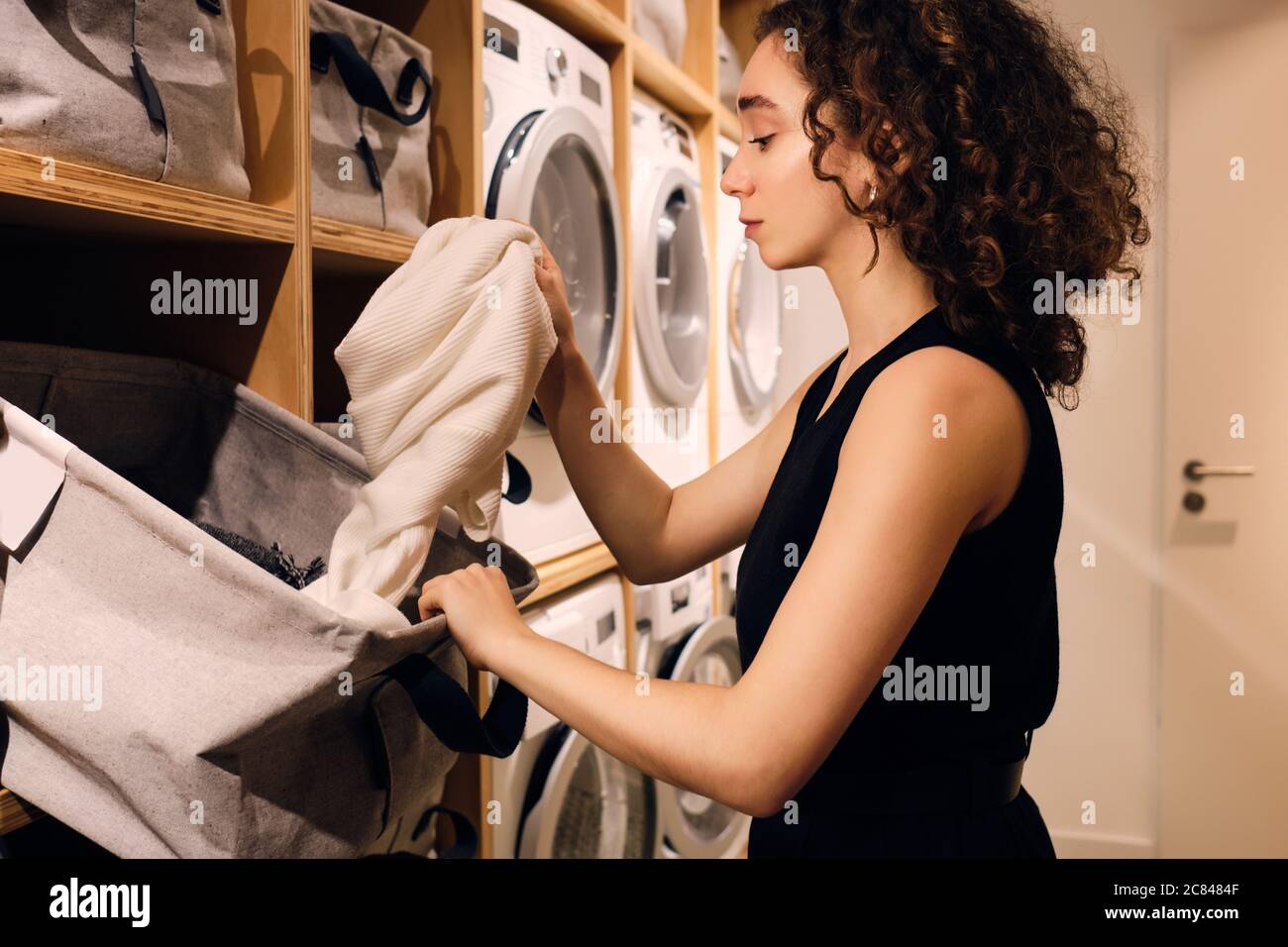 Девушка стирка. Мужчина стирает. Стирка. Одежда для игры стирка. Бот стирает одежду.