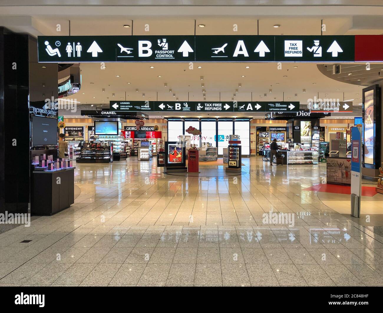 Milan malpensa airport hi-res stock photography and images - Alamy