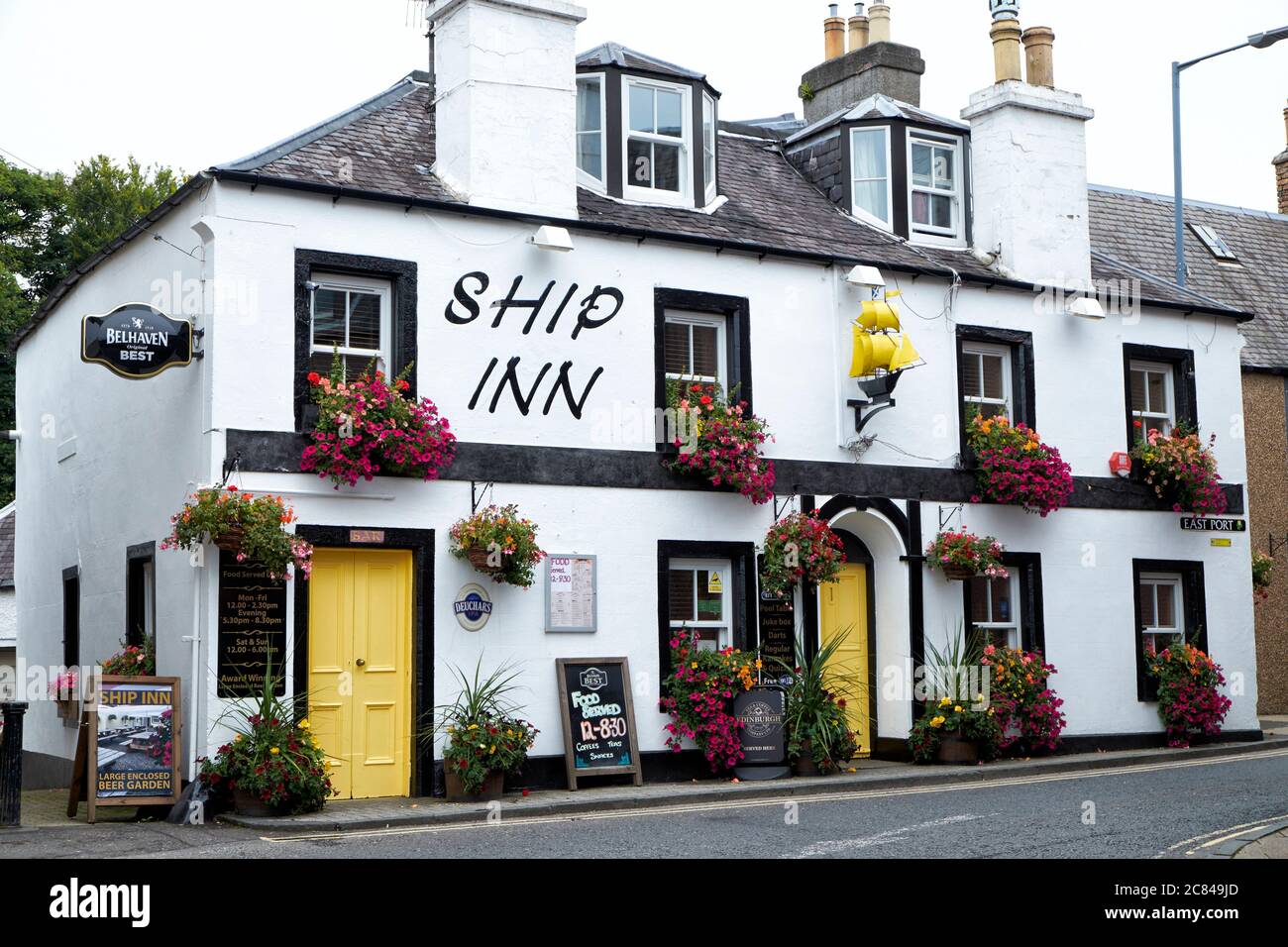 Frontal view of the Ship Inn pub on Melrose Street, Scottish Borders Stock Photo