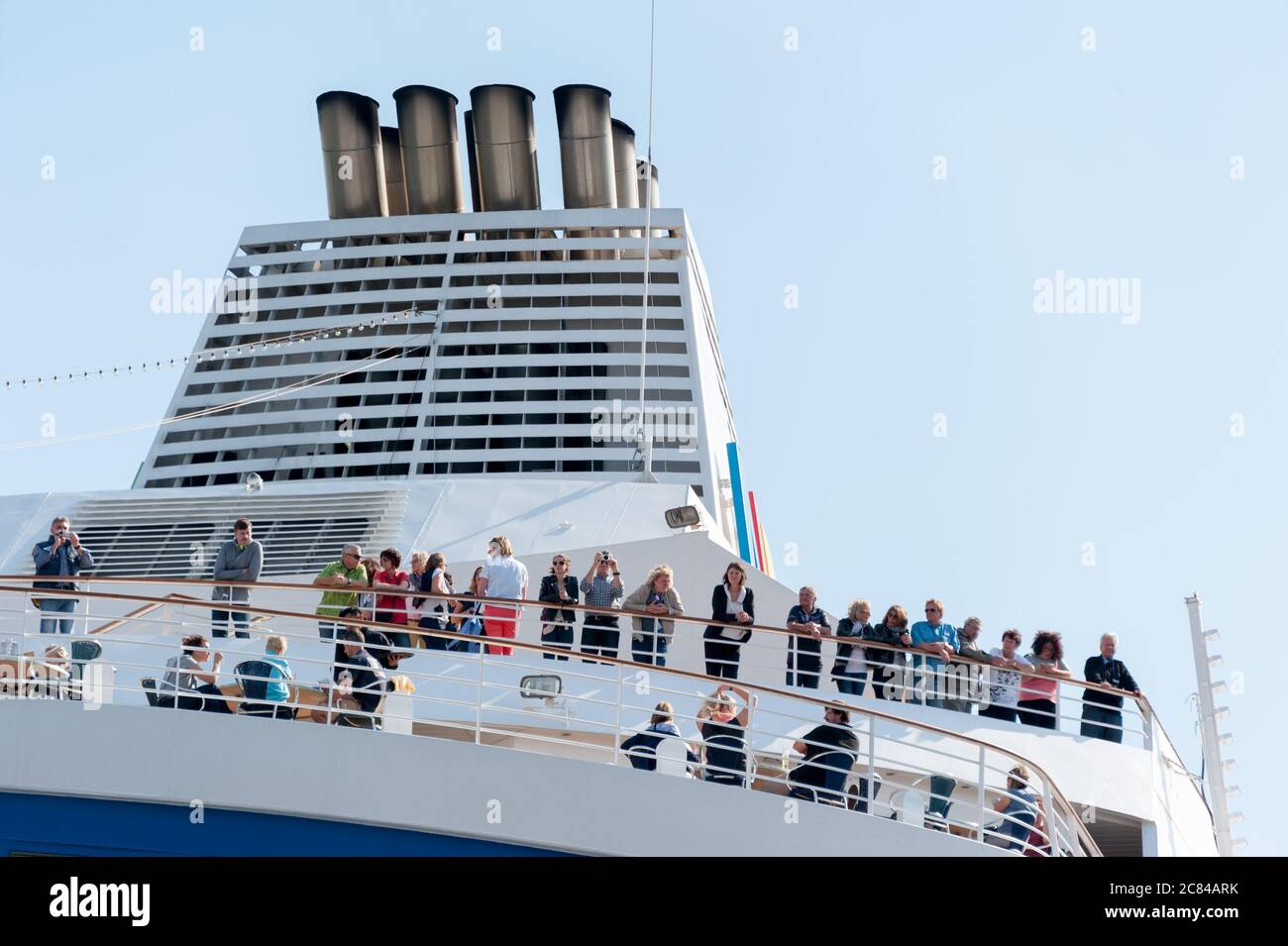 Passagiere auf einem Kreuzfahrtschiff bei der Abreise Stock Photo Alamy