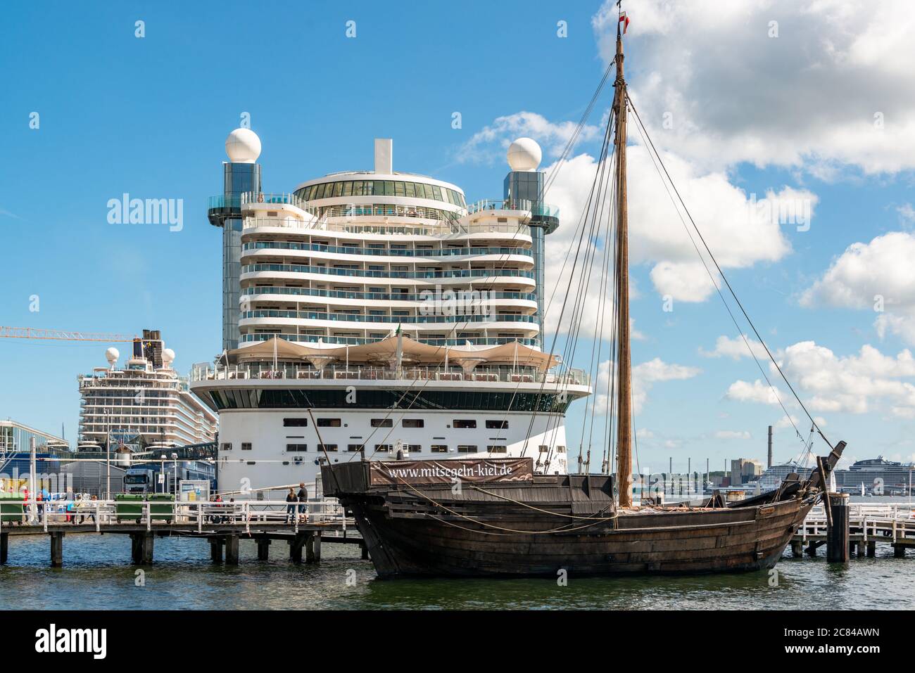 Das Kreuzfahrtschiff AIDA cara am Ostseekai in Kiel Stock Photo