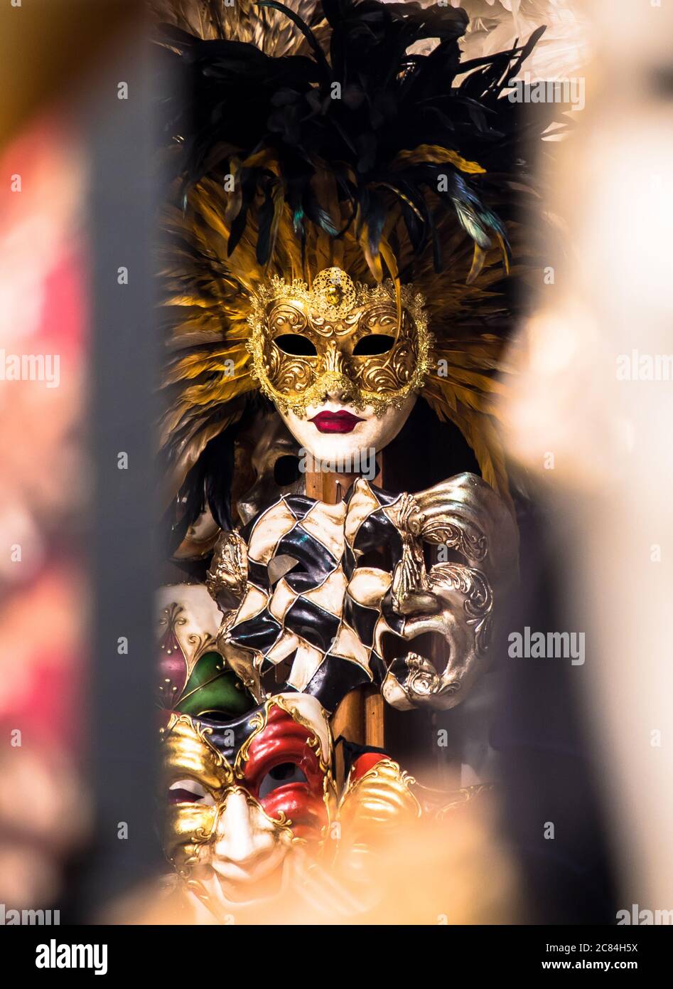 Black woman store mask hi-res stock photography and images - Alamy