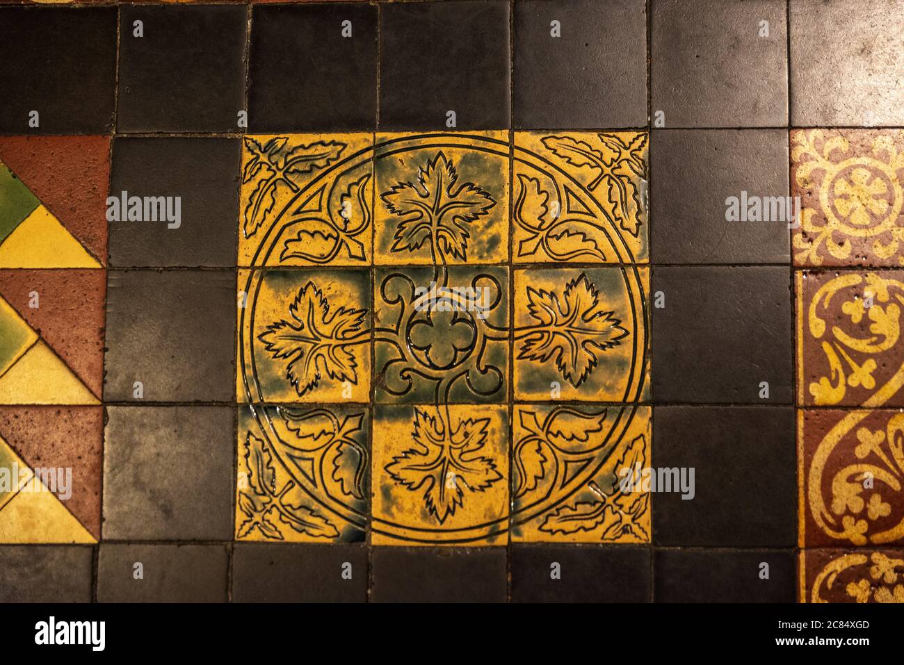 Medieval floor tile hi-res stock photography and images - Alamy