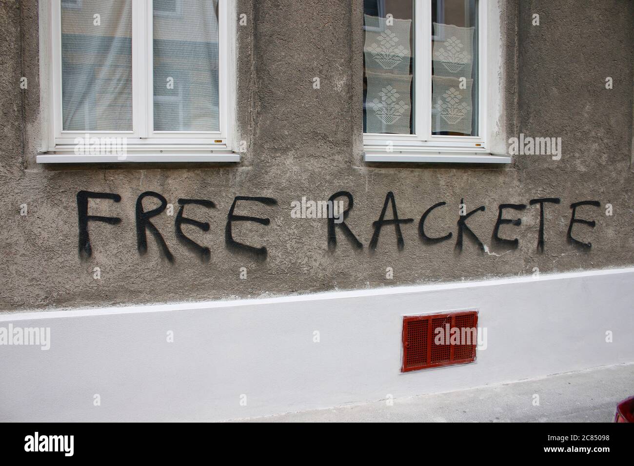 'Free Rackete'-Slogan an Hauswand, das die Freilassung der dt. Kapitaenin Carola Rackete aus ital. Haft fordert, Wien, Oesterreich/ Vienna, Austria (n Stock Photo